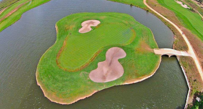 lake golf green island